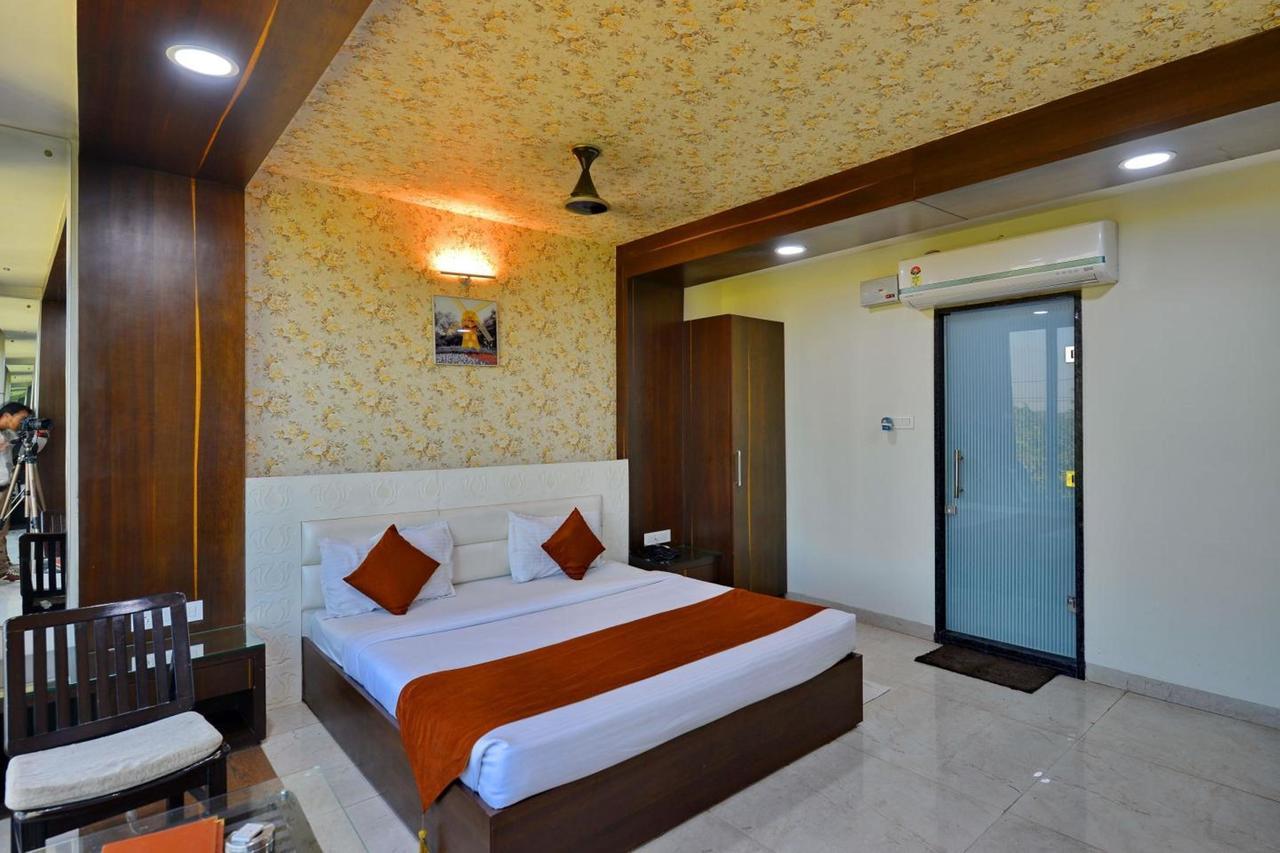 Hotel Tilak Bhopal Buitenkant foto